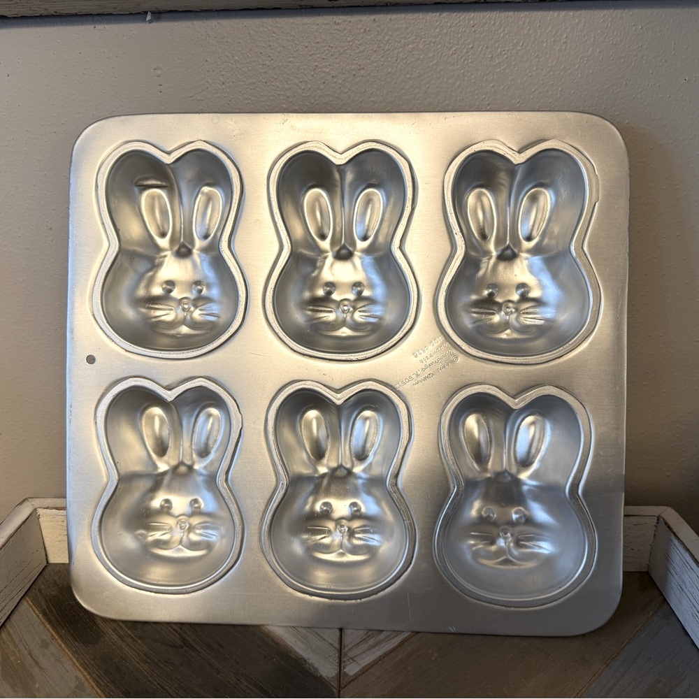 VTG 1992 Wilton Cake Pan Mold 6 Mini Bunnies #2105-4426 Easter Cup Cake